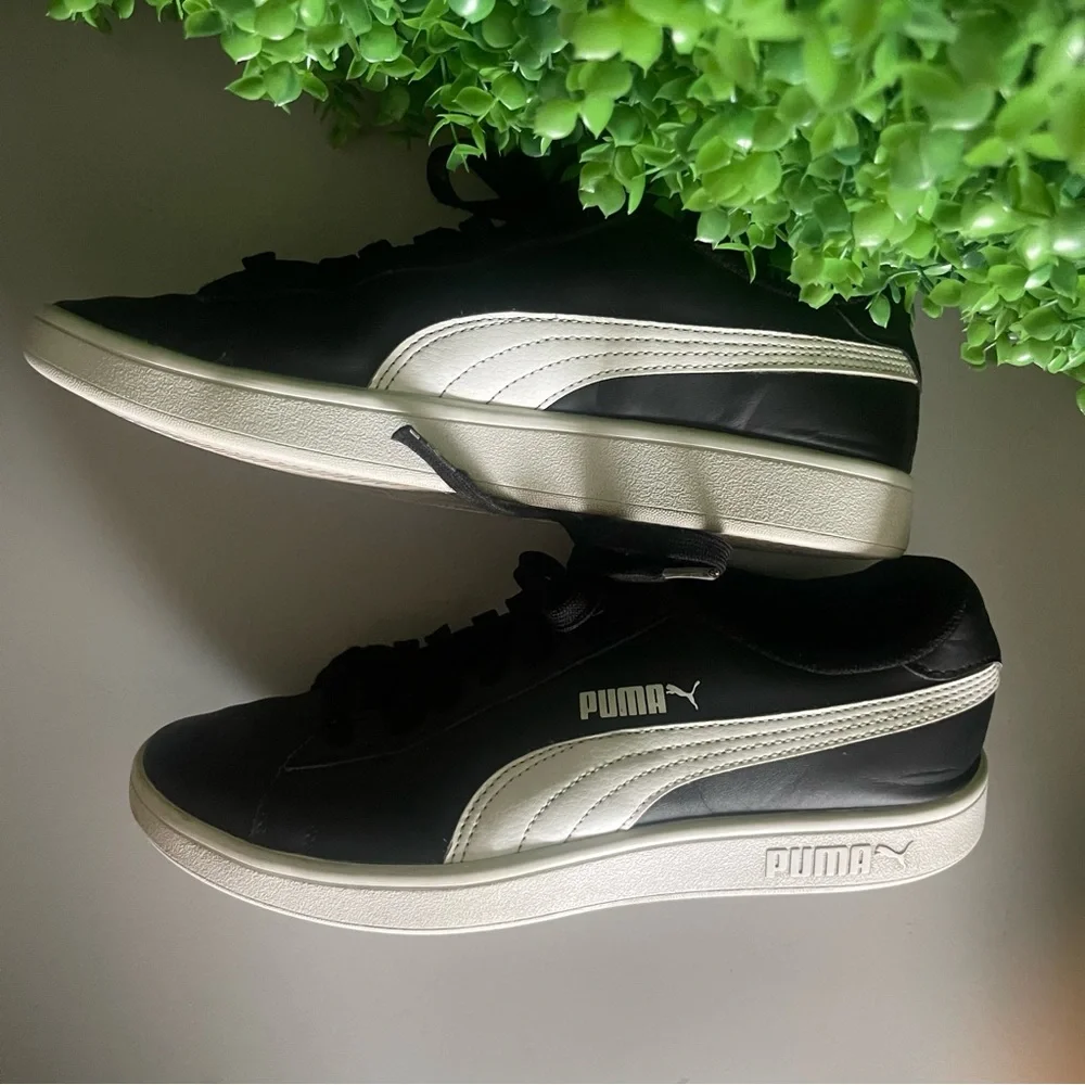 PUMA Smash V2 Sneaker 374513-04 Men's 8.5 Black and White